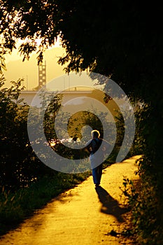 Una mujer atardecer 