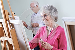 Personas mayores participación la pintura la clase común 