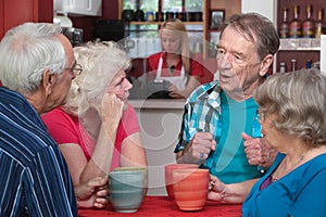 Personas mayores en conversaciones 