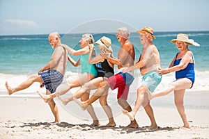 Gli anziani danza linea sul Spiaggia 