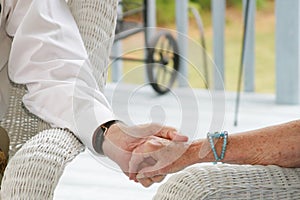 Seniori držanie ruky 