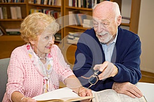 Seniori stretnúť sa v knižnica 