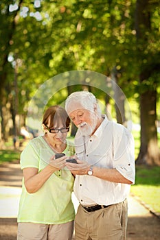 Gli anziani un accorto telefoni 