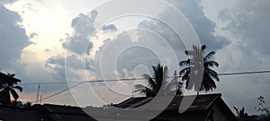 senja di sore hari di pedesaan awan yang indah