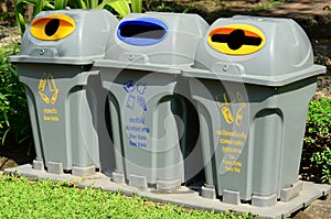 A separate garbage bin allows easy separation of waste.