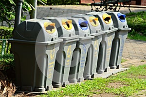 A separate garbage bin allows easy separation of waste.