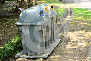 A separate garbage bin allows easy separation of waste.