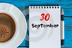 Septiembre 3 0. 30 de un mes calendario a caliente taza sobre el traductor o lugar de trabajo 