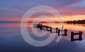 Pacífico Agua a impresionante amanecer sobre el muelle 