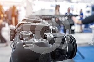 A series of DSLR cameras for volumetric shooting of the subject. Shallow depth of field