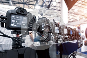 A series of DSLR cameras for volumetric shooting of the subject. Shallow depth of field