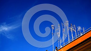 A series of non-centralized analog TV antennas in a building in an Italian city