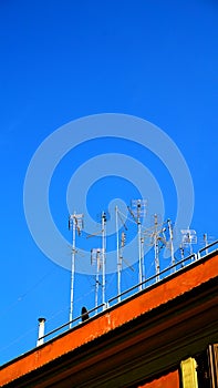 A series of non-centralized analog TV antennas in a building in an Italian city