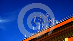 A series of non-centralized analog TV antennas in a building in an Italian city