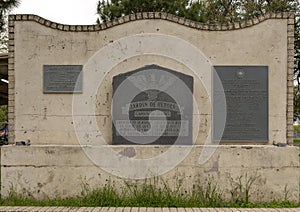 A series of three plaques making up the Jardin De Heroes Veteran\'s Memorial in Uvalde, Texas.