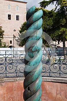 Serpentine Column