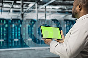 Server hub worker troubleshooting server connectivity issues using mockup device