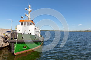 Service of a towboat to vessels in order to assist them for mooring purposes