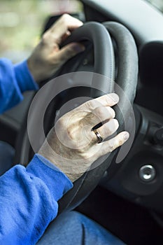 The serviceman covenants the overlay on the steering wheel of the car.