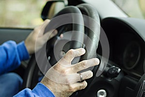 The serviceman covenants the overlay on the steering wheel of the car.
