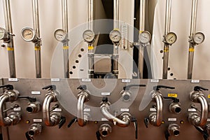 Serving vessel piping system pressure measurement
