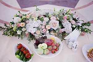 Serving wedding table flowers. Design Bureau for newlyweds