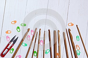 Set of bamboo crochet hooks, color sticker and red snippers