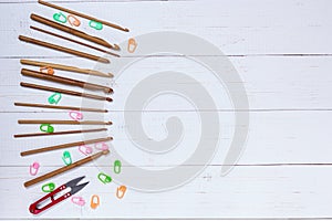 Set of bamboo crochet hooks, color sticker and red snippers