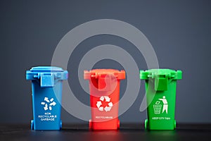 Set of bins for the selective collection of waste glass, paper, metal and plastic for recycling purposes