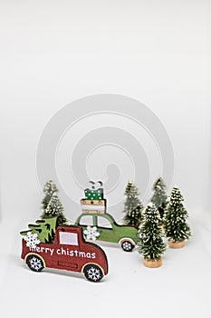 Un impostato composto da decorazioni isolato su sfondo bianco. miniatura di legno auto abete un albero. natale storia. fiaba 