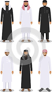 Sada skladajúca sa z odlišný stojace muži v tradičný arabčina oblečenie na bielom v byt štýl 