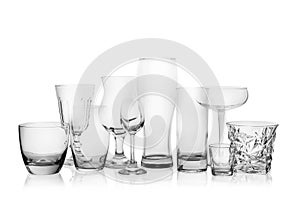 Un conjunto compuesto por vacío anteojos diferente bebidas en blanco 