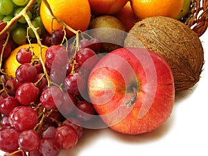 Un conjunto compuesto por fresco (manzana, uvas a naranja) 