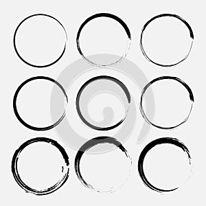 Set of grunge circles. Vector grunge round shapes.