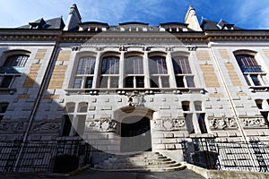 Set on the old horse market, near the Jardin des Plantes in the 13th district in Paris is the Institut of human Paleonthology