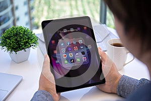 Set programs social networking the screen iPad Air man hands