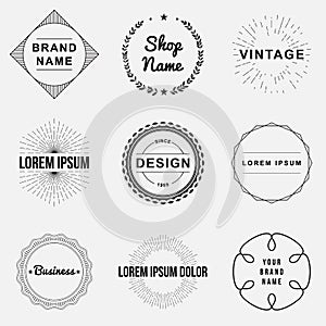 Un conjunto compuesto por antiguo insignias a etiqueta designación de la organización o institución gráficos 
