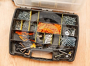 Set of screws and dowels