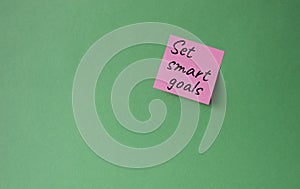 Set smart goals symbol. Concept words Set smart goals on pink steaky note. Beautiful green background. Business and Set smart