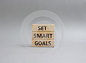 Set smart goals symbol. Concept words Set smart goals on wooden blocks. Beautiful grey background. Business and Set smart goals