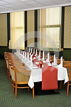 set table in the dining room