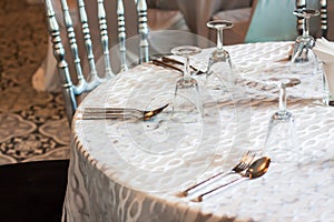 Set the table, to prepare for the party, such as a wedding anniversary reunion, wedding, etc.