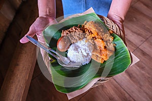 Un conjunto compuesto por tradicional un manjar la llamada servimos sobre el hojas 