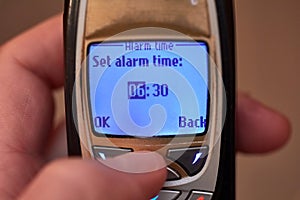 Setting alarm on old cellphone