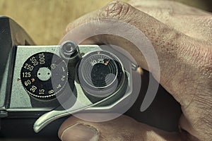 Setting the shutter speed on an analog camera