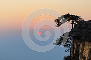 Setting sun on lushan mountain