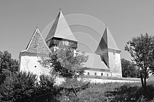 Saský opevněný středověký kostel v obec, rumunsko 