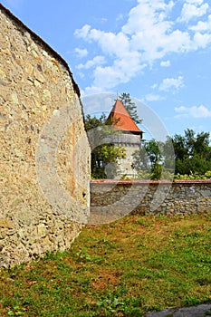 Opevněný středověký saský kostel v obec, rumunsko 