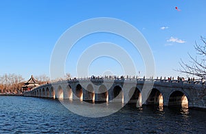 Diecisiete arcos puente en verano palacio 