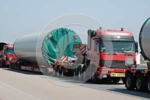 Several heavy trucks of the 3 masts for the construction of the wind turbine arrive in the city of the sun